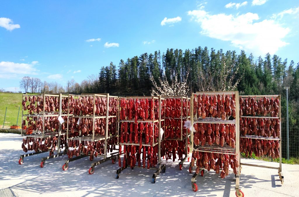 Salumi in stagionatura nel laboratorio del Salumificio San Giacomo